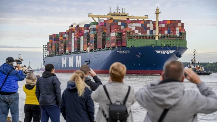 Nie kamen mehr Jumbofrachter die Elbe hinauf. Hier die „HMM Algeciras“, eines der weltgrößten Containerschiffe, bei ihrem Hamburg-Erstanlauf im Januar.