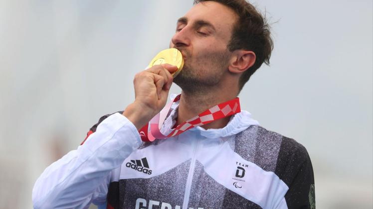 Martin Schulz aus Deutschland küsst bei der Siegerehrung die Goldmedaille. Der Triathlet holte am Sonntag die erste deutsche Goldmedaille bei den Paralympics. Martin Schulz aus Deutschland küsst bei der Siegerehrung die Goldmedaille. Der Triathlet holte am Sonntag die erste deutsche Goldmedaille bei den Paralympics.