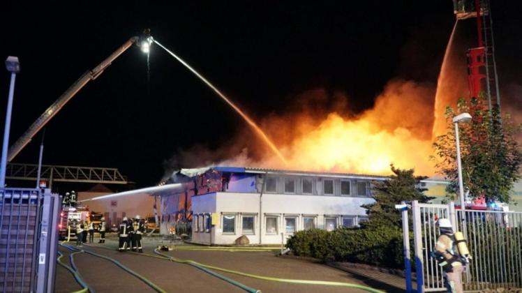 Nachdem es am Freitag auf einem Fabrikgelände einen Großbrand gegeben hat, ist dort erneut ein Feuer ausgebrochen.