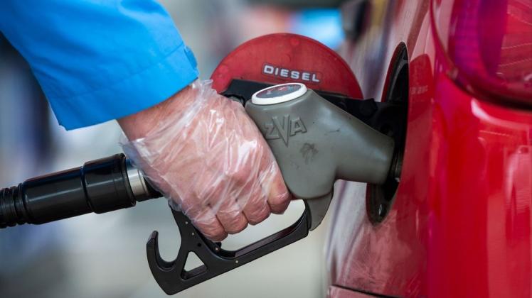 Ein Mann betankt in Düsseldorf sein Diesel-Fahrzeug. Die Treibstoffpreise tragen aktuell maßgeblich zur Teuerung bei. Die Linken im Bundestag fordern deshalb eine "Inflationsbremse".