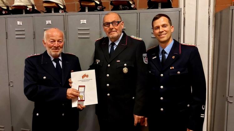 Manfred Buhr (Mitte) und Tim Schulte (rechts) ehrten Herbert Pöppelmeyer für seine 50-jährige Mitgliedschaft in der Feuerwehr.