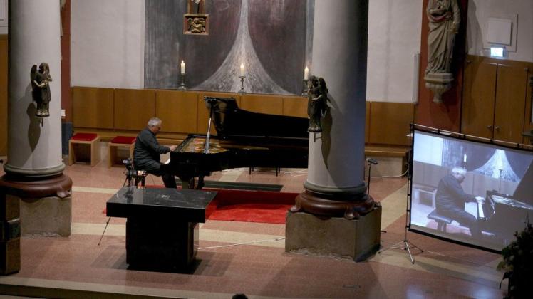 Machte am Flügel hinter dem Altar ein ganzes Orchester hörbar: Ausnahmepianist Vadim Rudenko begeisterte mit Virtuosität und Feingefühl.