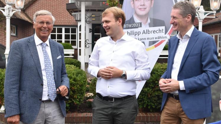 Trotz schlechter Umfragewerte für die CDU im Bund zeigten sich Wolfgang Bosbach (v. l.), Philipp Albrecht und Ralf Wessel gut gelaunt vor der Veranstaltung bei Backenköhler.