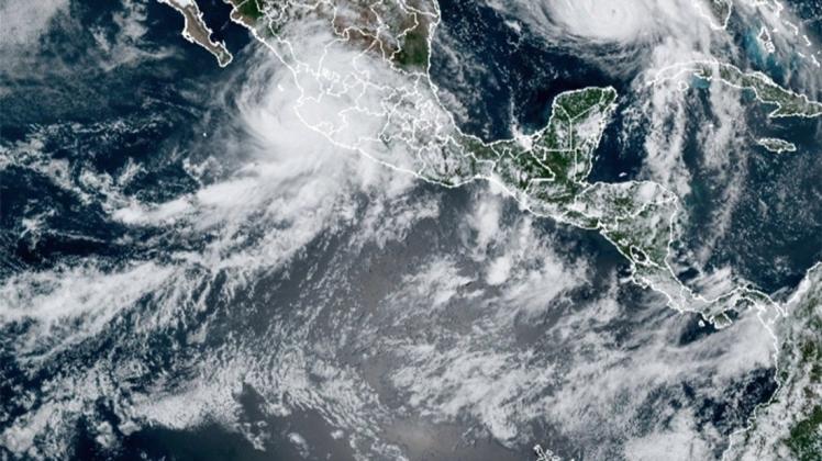 Das Bild zeigt den Hurrikan "Nora" (oben, l) und Hurrikan "Ida" (oben, r) über dem nordamerikanischen Kontinent. Hurrikan "Ida" soll den Prognosen zufolge am Sonntagabend (Ortszeit) in Louisiana auf Land treffen, wie das Nationale Hurrikanzentrum warnte.