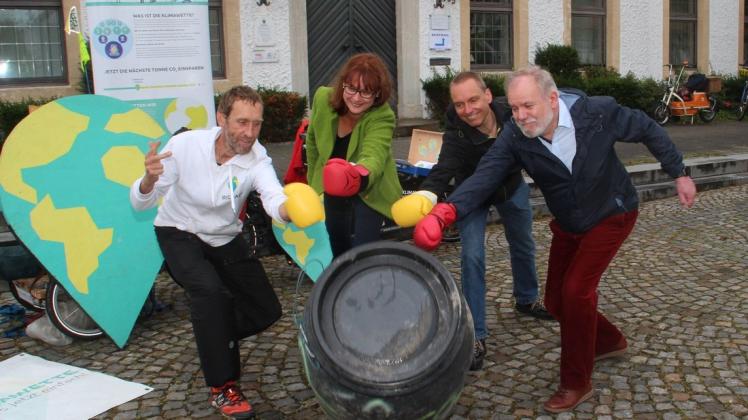 Getreu dem Motto „Kickt die Tonne“ vollzogen das Michael Bolharz (von links), Meike Krüger, Carsten Michael sowie Heinz-Günter Stolle. Getreu dem Motto „Kickt die Tonne“ vollzogen das Michael Bolharz (von links), Meike Krüger, Carsten Michael sowie Heinz-Günter Stolle.