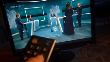 Die Kanzlerkandidaten Armin Laschet (l-r, CDU), Annalena Baerbock (Bündnis 90/Die Grünen) und Olaf Scholz (SPD) haben sich beim TV-Triell teils heftige politische Kämpfe geliefert. So reagiert das Netz auf den TV-Dreikampf.