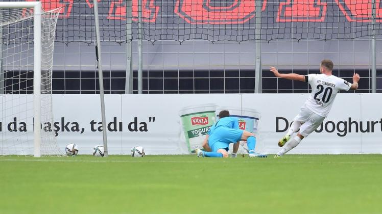 Torwart umkurvt und eingeschoben: Marc Heider (rechts) trifft in München zum zwischenzeitlichen 2:0 für den VfL Osnabrück.