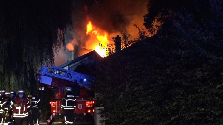 Am Freitagabend geriet ein Wohnhaus in einem Haus im Gehrder Ortskern in Brand. Sieben Feuerwehren waren vor Ort.