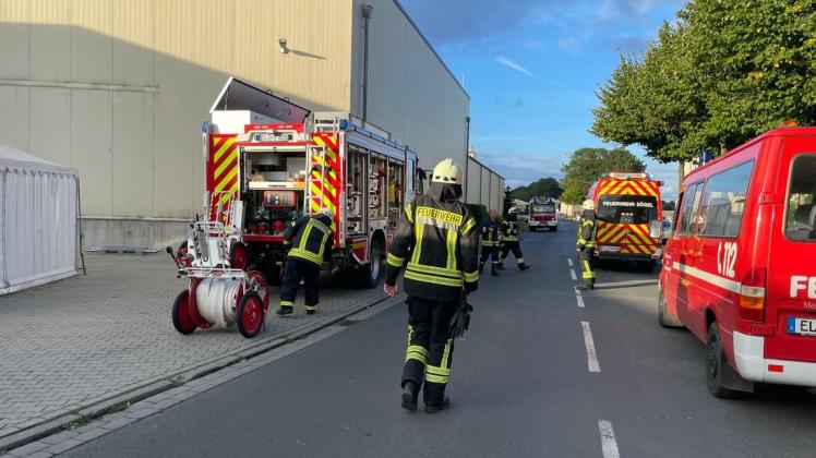 Zu einem größeren Einsatz von Rettungsdienst, Feuerwehr und Polizei kam es am Freitagabend auf dem Gelände des Schlachthofes Weidemark in Sögel. Zu einem größeren Einsatz von Rettungsdienst, Feuerwehr und Polizei kam es am Freitagabend auf dem Gelände des Schlachthofes Weidemark in Sögel.