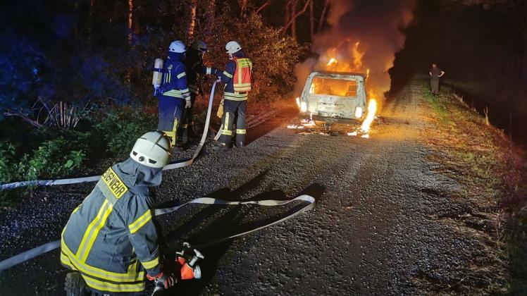 In der Nacht zu Samstag gegen 1 Uhr ist die Feuerwehr Geeste zu einem Fahrzeugbrand an der Moorbeeke alarmiert worden.