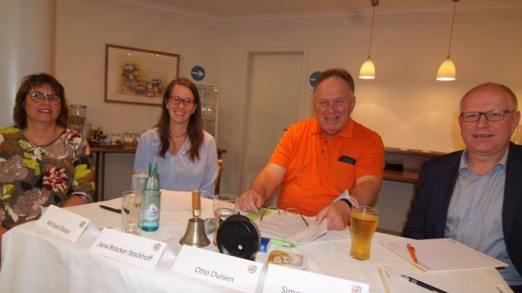 Kandidaten und Moderator: Von links, Simone Jaschke, Jana Broeker-Stockhoff, Otto Duisen (Kolpingfamilie) und Erik Ballmeyer.