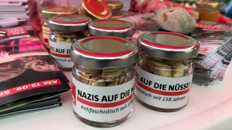 Der Preis für das pfiffigste Wahlkampfgeschenk geht an die SPD: Nüsse gegen Nazis.