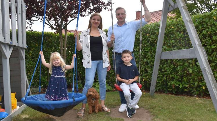 Bürgermeister-Kandidat Roman Fehler mit seiner Familie: Ehefrau Tanja, die beiden Kinder Lisa und Lian sowie Hund Sammy.