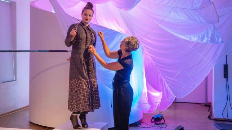 „Dancer Luciee“ alias Elsa Heise  (links) tanzte in der Inszenierung "Mit ohne Fallschirm" von Designerin Annette E. Schneider (rechts), die am Samstag im "Paletot" ihre neue Mode-Kollektion "Sensitiv Power" in den Martinihöfen vorstellte.