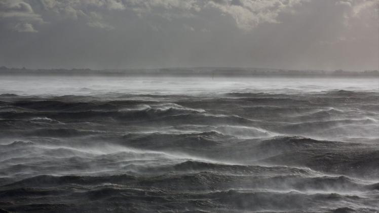 Suche im Wasser: Extrem starker Seegang mit Wellenhöhen bis zu vier Metern erschwerte die Suche laut der Rettungsgesellschaft. Symbolfoto