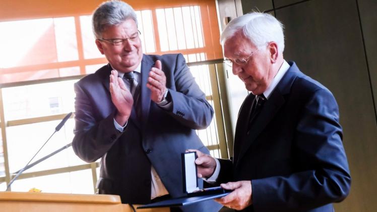 Georgsmarienhüttes ehemaliger Bürgermeister Heinz Lunte (recht) freute sich über das Bundesverdienstkreuz am Bande, das ihm Kreisrat Matthias Selle überreichte.