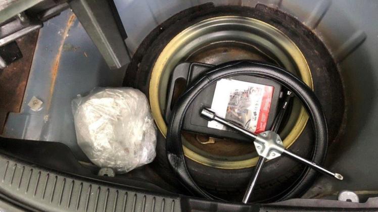 Einpackt in einer Plastiktüte transportierte der Fahrer die 60.000 Euro im Kofferraum des Autos.