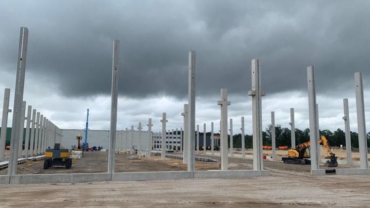 Millionenschwere Erweiterung: Tag für Tag schreiten die Arbeiten auf dem Gelände der Amazonenwerke im Bramscher Ortsteil Schleptrup voran. Millionenschwere Erweiterung: Tag für Tag schreiten die Arbeiten auf dem Gelände der Amazonenwerke im Bramscher Ortsteil Schleptrup voran.