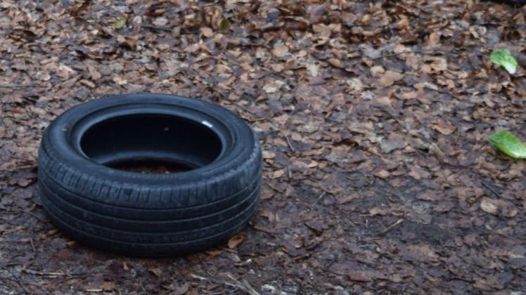 Mehr als 100 Reifen hat ein Unbekannter in einem Osnabrücker Wald illegal entsorgt (Symbolfoto)