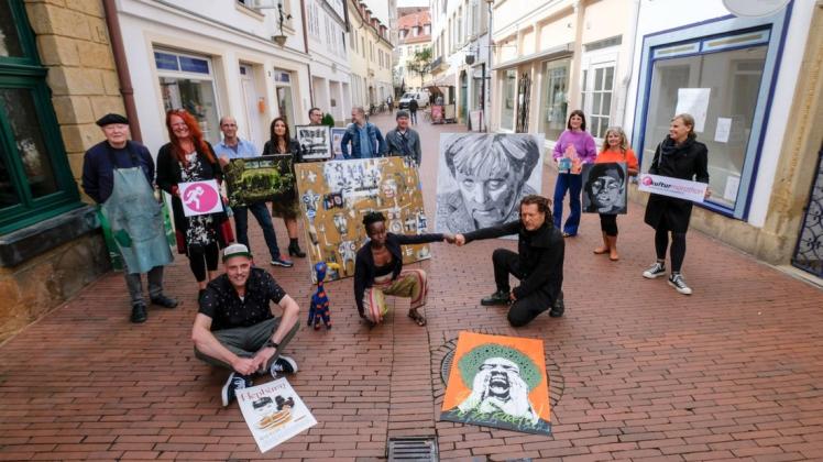 Von der Upcycling-Giraffe bis zum Angela-Merkel-Porträt: Beim Walk of Art in der Heger Straße präsentieren 37 Künstler die unterschiedlichsten Arbeiten, die während des Lockdowns entstanden.