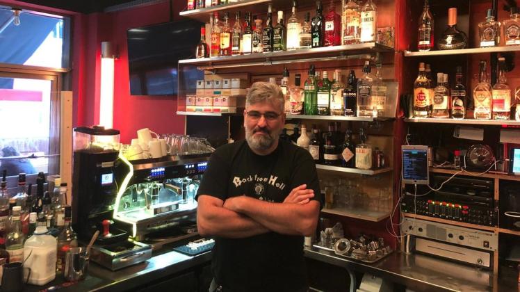 Gastronom Stephan Fehrenbach lässt ab sofort nur noch Geimpfte und Genesene in seine Kneipe Laundrette in Hamburg-Ottensen. Gastronom Stephan Fehrenbach lässt ab sofort nur noch Geimpfte und Genesene in seine Kneipe Laundrette in Hamburg-Ottensen.