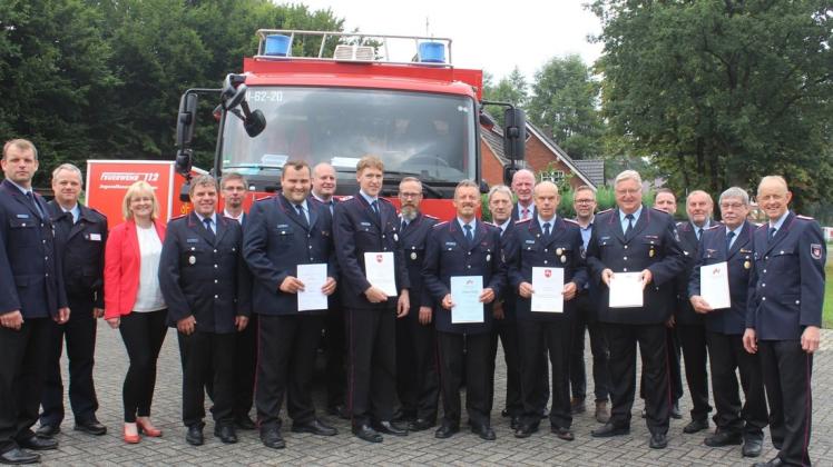 Die Beförderte und Geehrten der Feuerwehr Berge mit Vertretern der Samtgemeinde Fürstenau, der Gemeinde Berge sowie weiteren Feuerwehrvertretern.