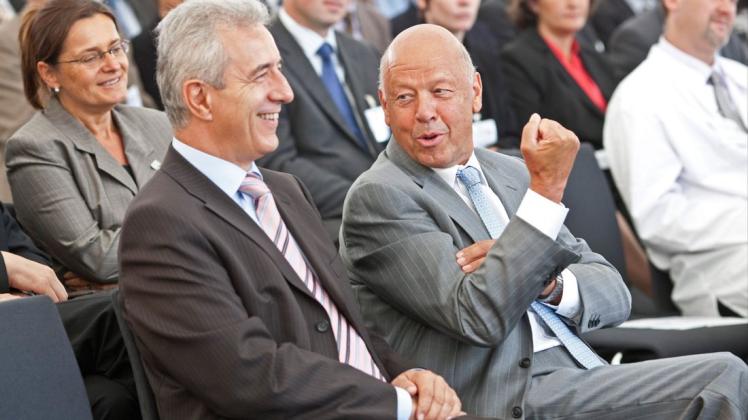 Theo Müller (rechts) 2011 auf dem Hof der Sachsenmilch in Leppersdorf mit dem damaligen sächsischen Ministerpräsidenten Stanislaw Tillich.