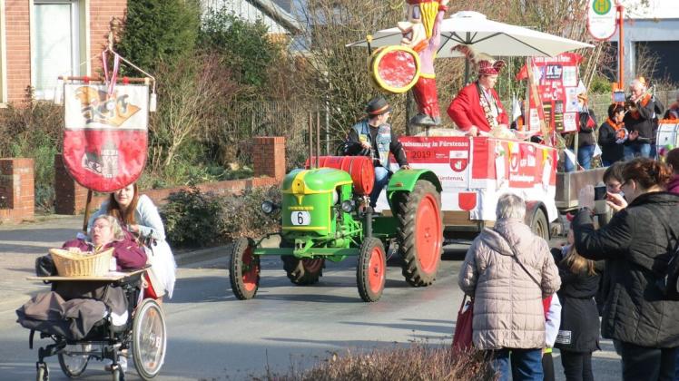 Nicht wie üblich im Februar, sondern im August findet der Karnevalsumzug in Fürstenau statt. Die Rot-Weißen wollen damit die wegen Corona im Winter 2021 ausgefallene Veranstaltung nachholen (Archivfoto).