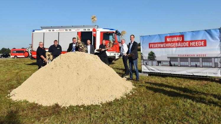 Mit dem symbolischen ersten Spatenstich kann der Bau des neuen Feuerwehrhauses in Heede nun beginnen.