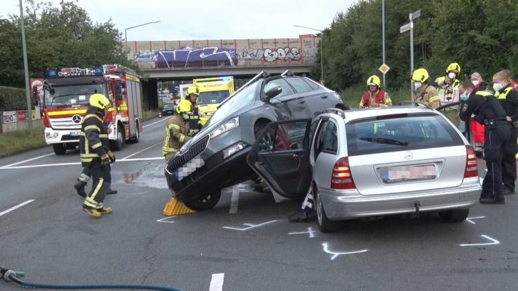 Bei einem Verkehrsunfall auf der Hannoverschen Straße in Osnabrück sind am Freitagvormittag zwei Personen leicht verletzt worden.