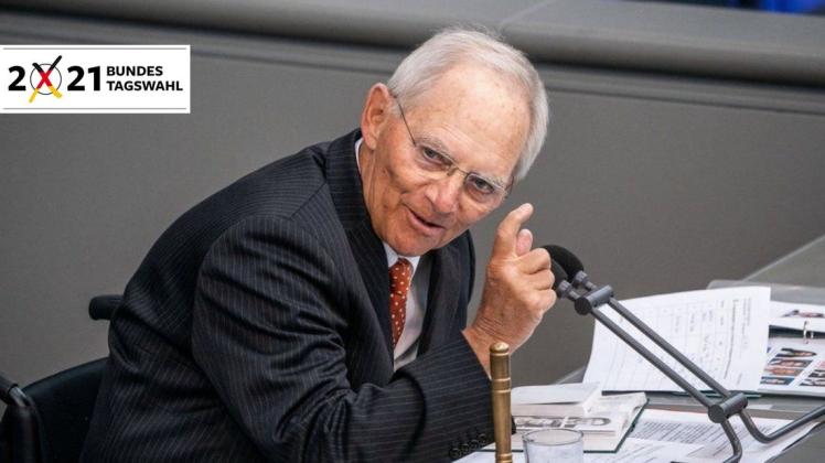 Wolfgang Schäuble (CDU) mit der Glocke des Bundestagspräsidenten.