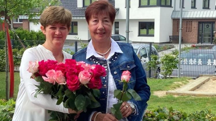 Rote Rosen erhielten Tatjana Weinhart (links) und Heidi Menke von ihren Kolleginnen überreicht. Rote Rosen erhielten Tatjana Weinhart (links) und Heidi Menke von ihren Kolleginnen überreicht.