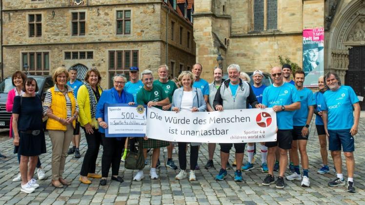 Das Team von "Sportler 4a childrens world" lief von Münster nach Osnabrück. Am Rathaus wurden sie von Eva-Maria Westermann empfangen und erhielten eine Spende vom Lions-Club-Hilfswerk Osnabrück.