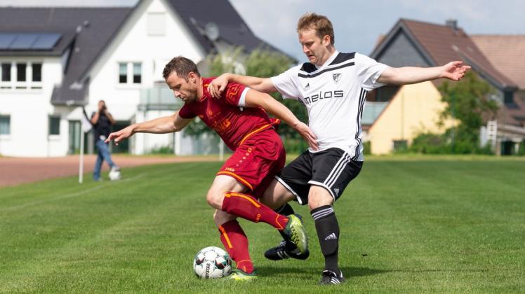 Jan Nesemeyer (rechts) – hier im Pokalspiel gegen den SC Melle und Konstantin Strohmeyer – will mit dem TV Wellingholzhausen gut in die Saison starten. Jan Nesemeyer (rechts) – hier im Pokalspiel gegen den SC Melle und Konstantin Strohmeyer – will mit dem TV Wellingholzhausen gut in die Saison starten.