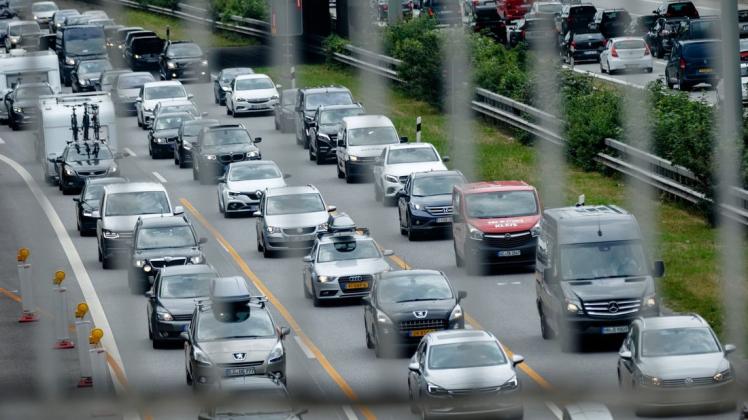 Berüchtigtes Nadelöhr: Auf der A7 vor dem Elbtunnel staut sich zu Stoßzeiten in beide Fahrtrichtungen der Verkehr. Berüchtigtes Nadelöhr: Auf der A7 vor dem Elbtunnel staut sich zu Stoßzeiten in beide Fahrtrichtungen der Verkehr.