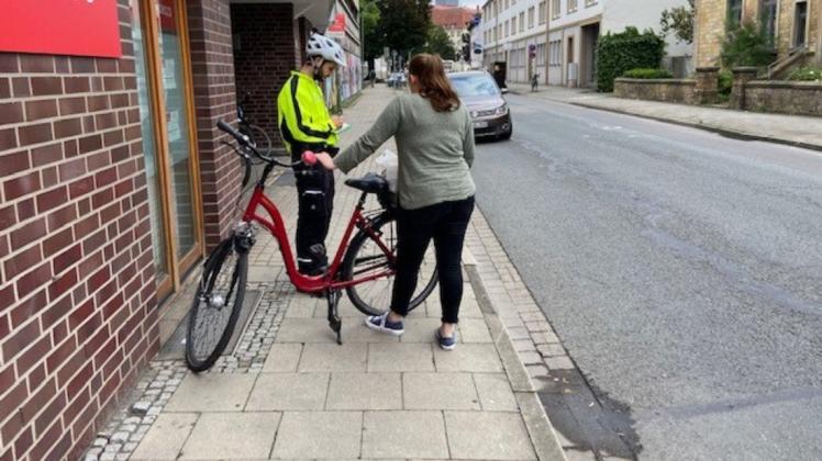 Die Polizei hat am Montag im Osnabrücker Stadtgebiet in sechs Stunden 103 Radfahrer kontrolliert. Mehr als ein Drittel sei auf unzulässigen Verkehrsbereichen unterwegs gewesen, berichten die Beamten – also zum Beispiel auf dem Fußweg.