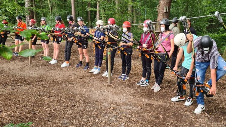 Mit Kraft und in sportlicher Garderobe im Wald unterwegs: die Mädchen der SG Ostercappeln und Schwagstorf bei der Ferienfreizeit in Hennef als Gast der Egidius-Braun-Stiftung Mit Kraft und in sportlicher Garderobe im Wald unterwegs: die Mädchen der SG Ostercappeln und Schwagstorf bei der Ferienfreizeit in Hennef als Gast der Egidius-Braun-Stiftung