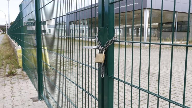 Verschlossen und verriegelt: Ein Zaun verhindert ab sofort, dass das Grundstück des früheren Autohauses Giese an der Friederikenstraßen in Papenburg von Unbefugten betreten werden kann.