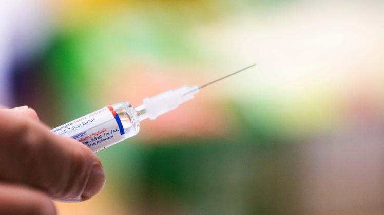Empfohlen wird die Grippe-Impfung vor allem für über 60-Jährige und chronisch Kranke. Empfohlen wird die Grippe-Impfung vor allem für über 60-Jährige und chronisch Kranke.