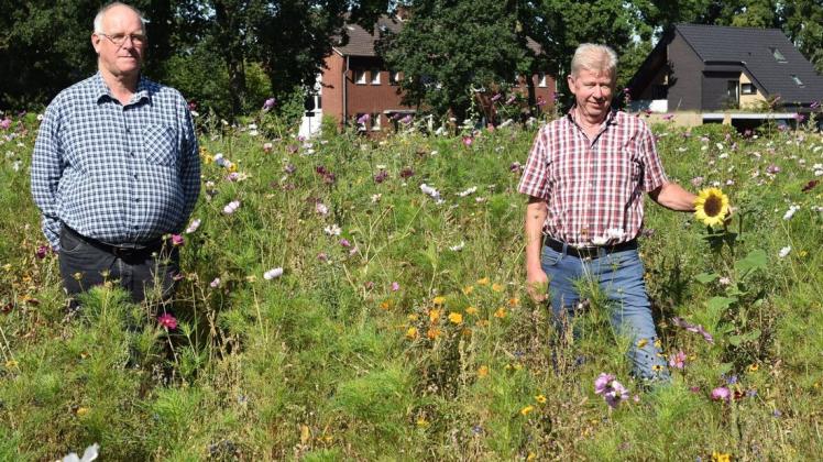 Initiiert haben das Projekt Blumenwiese im Lohner Ortskern Alfons Rakers (links) und Martin Altendeitering.