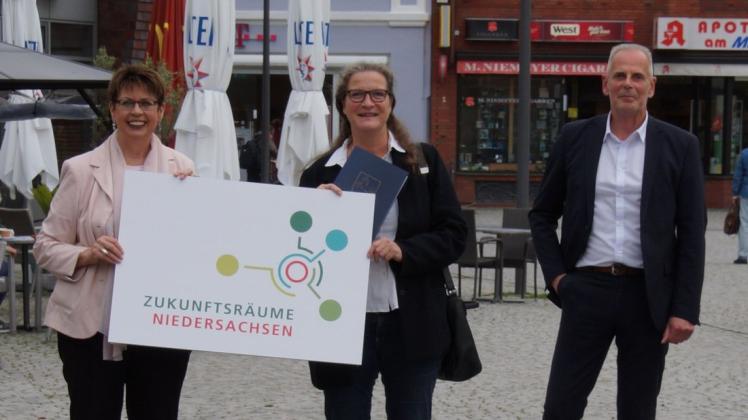 Blicken in eine positive Zukunft für Delmenhorst: die Niedersächsische Regionalministerin Birgit Honé (v. l.), Stadtbaurätin Bianca Urban und dwfg-Chef Ralf Hots-Thomas.