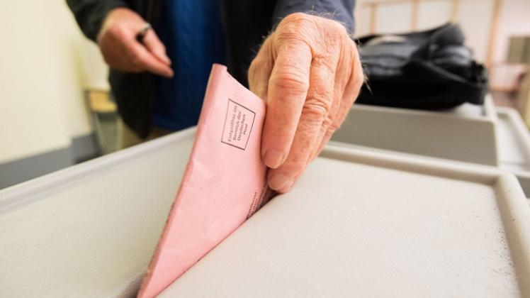 Briefwahl ist im Trend: Statt die Unterlagen mit der Post hin- und herzuschicken, können sie schon jetzt im Emsland im Wahlbüro abgegeben werden.