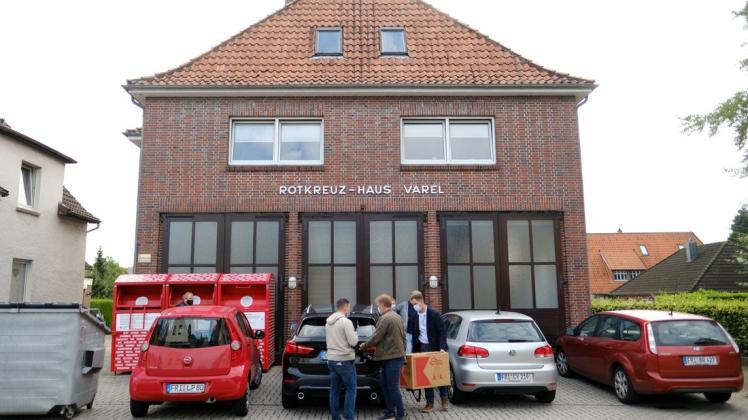 Zivilpolizisten tragen vor dem DRK-Gebäude Kartons in ein Zivilfahrzeug der Polizei. In den Morgenstunden durchsuchten Beamte mehrere Gebäude des Deutschen Roten Kreuzes (DRK) in Friesland.