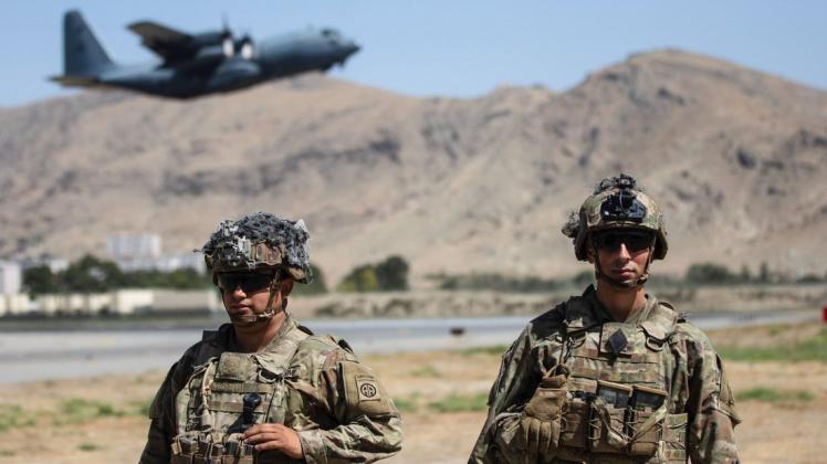 US-Fallschirmjäger sichern den Flughafen in Kabul: Ohne den Schutz der US-Streitkräfte müssen die Europäer ihre dortigen Evakuierungsflüge einstellen.