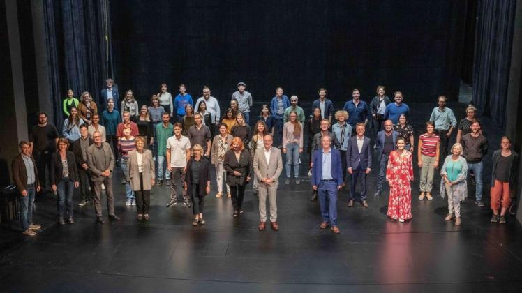 Die Neuen: 60 Menschen kommen in diesem Jahr neu ans Theater Osnabrück. Hier versammeln sie sich, mit Theaterleitung und Vertretern aus Kulturpolitik und -verwaltung auf der Bühne. Die Neuen: 60 Menschen kommen in diesem Jahr neu ans Theater Osnabrück. Hier versammeln sie sich, mit Theaterleitung und Vertretern aus Kulturpolitik und -verwaltung auf der Bühne.