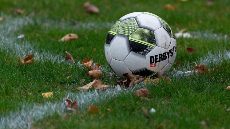 Der Herbst ist da, der Ball auch: Auf Kreisebene geht die Saison jetzt endlich los.
Fussballsymbolbild, Feature / Symbol / Symbolfoto / charakteristisch / Detail / Ball, Eckball,
Foto: Gelhot Der Herbst ist da, der Ball auch: Auf Kreisebene geht die Saison jetzt endlich los.
Fussballsymbolbild, Feature / Symbol / Symbolfoto / charakteristisch / Detail / Ball, Eckball,
Foto: Gelhot