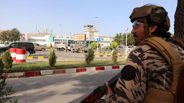 Taliban-Kämpfer stehen Wache vor dem Kabuler Flughafen. Taliban-Kämpfer stehen Wache vor dem Kabuler Flughafen.