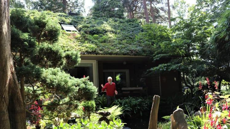 Inmitten des Naturgartens steht das Haus mit seiner Dachbegrünung von über 200 Quadratmetern. Schäden dadurch hat Johannes Wiemker in 30 Jahren noch keine entdeckt.
