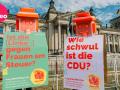 "Wie schwul ist die CDU? Will die SPD kein Kind von Dir?": WAHLTRAUT hilft Dir bei einer feministischen Wahlentscheidung.