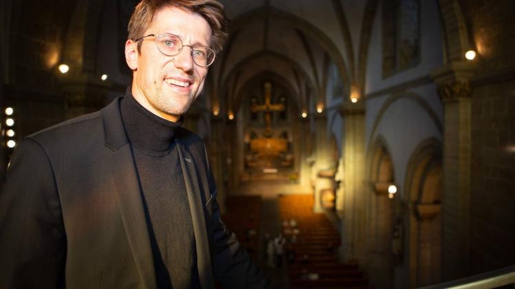 Der neue Domorganist Balthasar Baumgartner vor seinem Konzert auf der Orgelempore im Dom.